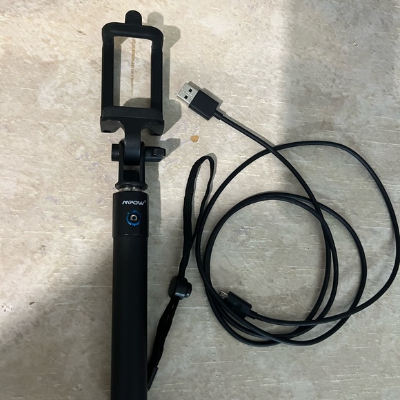 Mpow Black Selfie Stick with Bluetooth - Picture 5 of 7